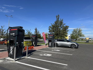 E.ON otevřel v Českých Budějovicích nový dobíjecí hub, napájet může až 10 elektroaut najednou
