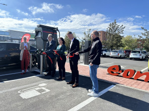 E.ON otevřel v Českých Budějovicích nový dobíjecí hub, napájet může až 10 elektroaut najednou