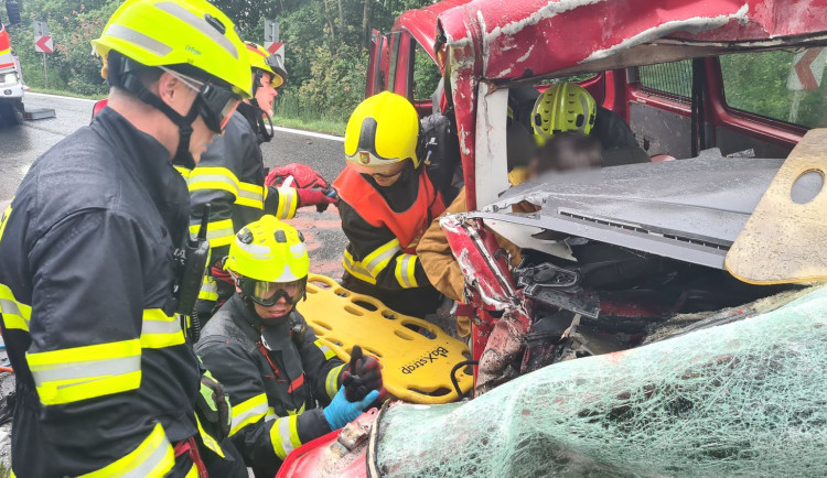 Osobák narazil na dálnici do cisterny hasičů, řidič zemřel, spolujezdec byl v kritickém stavu