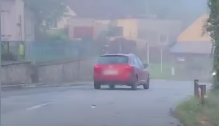 VIDEO: Šofér na Blanensku stěží držel auto na cestě. Policistům nadýchal skoro šest promile