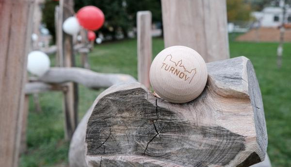 V Turnově mají vlastní kuličkodráhu. Město ji nechalo vytvořit na žádost obyvatel z peněz z participativního rozpočtu