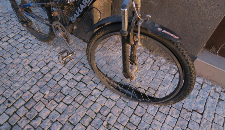 Jedenáctiletý cyklista nedal přednost autu a navíc jel bez helmy. Vyvázl se štěstím jen s povrchovým zraněním