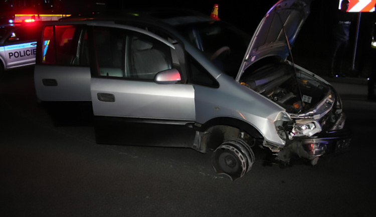 Nebezpečná jiskřivá jízda na Prostějovsku. Autem bez pneumatiky urazil opilý mladík několik kilometrů