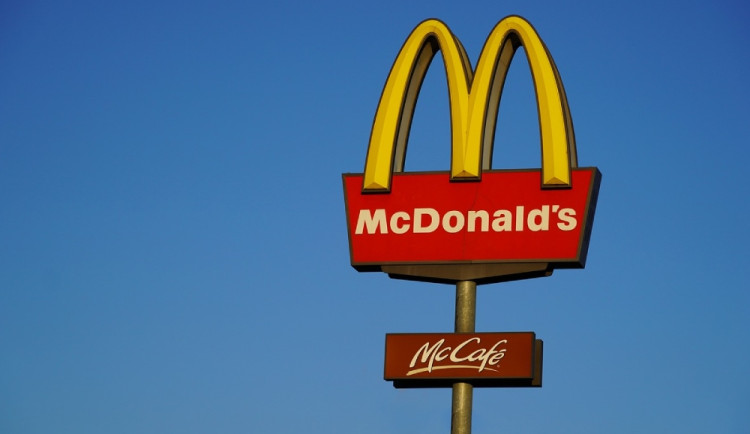 Akcie McDonald's prudce klesly po spojení čtvrtlibrových hamburgerů s fatální epidemií E. coli