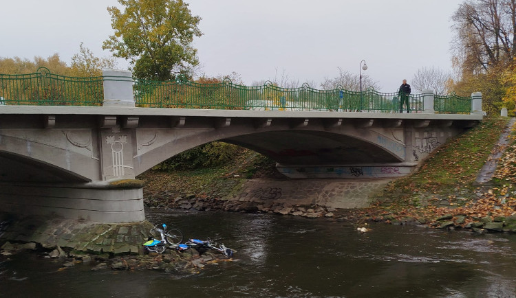 Sdílená kola někdo naházel z mostu do řeky, policie hledá viníka