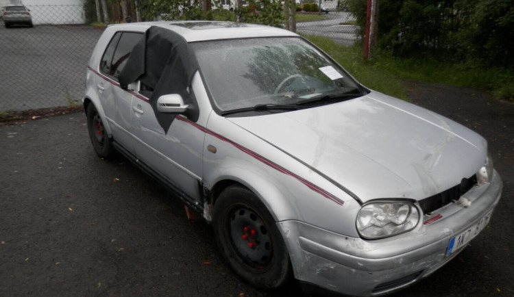 Radnice stále řeší nedostatek parkovacích míst, mnoho jich zabírají ohyzdné autovraky