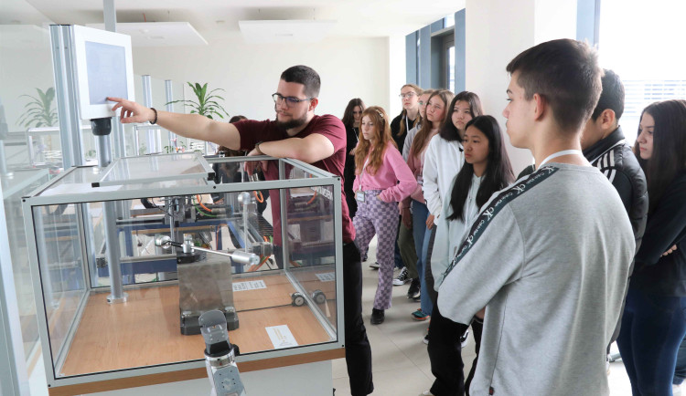 Univerzita ukáže veřejnosti nové roboty, třeba ten, který zastřihává vinice. Chybět nebude ani robopes SPOT