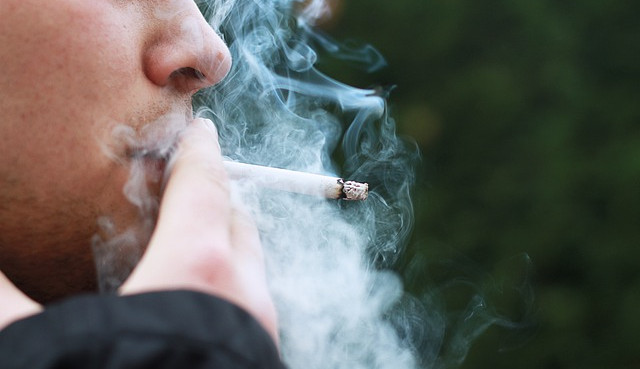 Zloděj vybílil trafiku v Lázních Bohdaneč, odnesl si hromadu cigaret