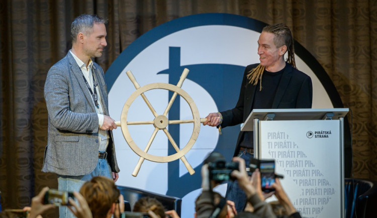 KOMENTÁŘ: Poslední šance pro Piráty?