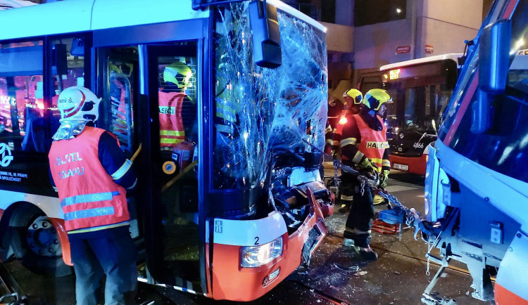 V Libni se srazila tramvaj s autobusem, jeho řidiče museli hasiči vyprostit