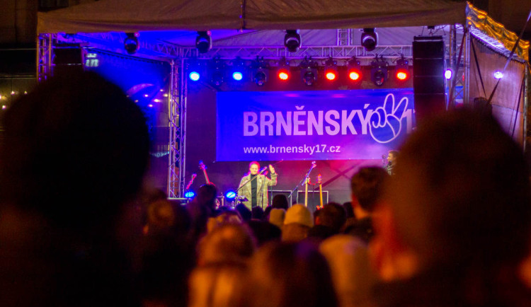 VIDEO: V centru Brna si lidé připomínají pětatřicet let od revoluce. Zazněly hymny i Modlitba pro Martu