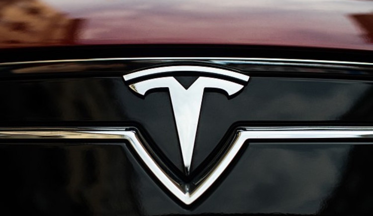 Akcie Tesly stoupají vzhůru, Trump má Muskovi pomoci s deregulací