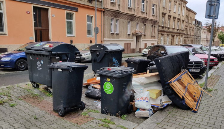 Strážníci dopadli zakladatele černých skládek, museli zaplatit pokutu a hezky po sobě uklidit