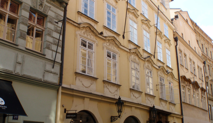 Jeden z nabízených bytů je v domě v ulici Železná.