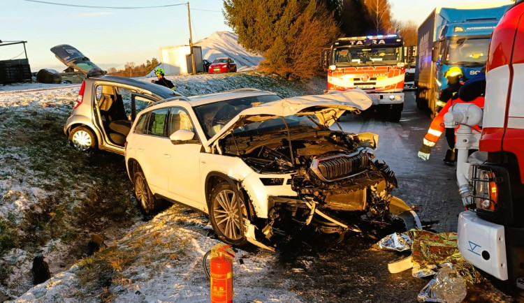 Silnice na některých místech namrzají. Policie řeší převrácený kamion nebo nehodu dvou aut