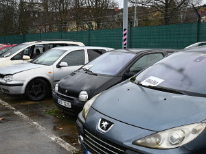 Město Karlovy Vary dražilo odstavená auta. Aukce vynesla téměř 30 tisíc korun