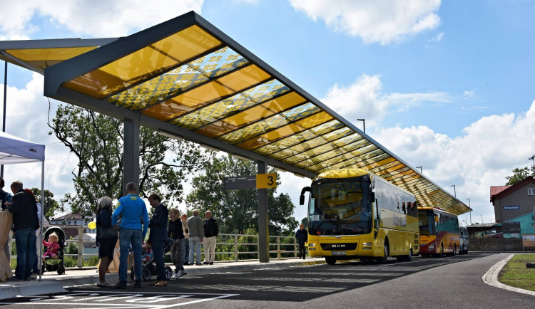 Na cestující v hradeckém kraji čekají nové jízdní řády i ceny jízdného