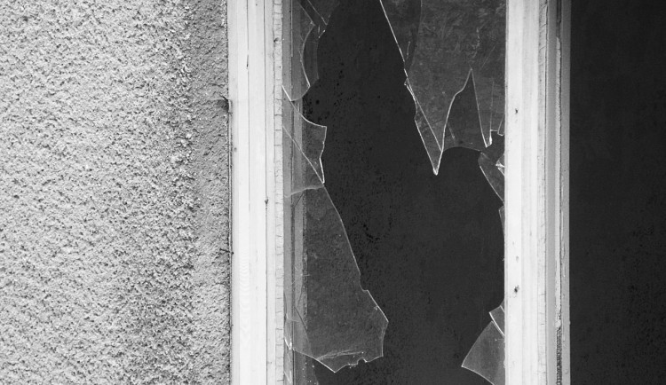 Zdrogovaný muž rozkopal skleněné dveře, za kterými nikdo nebyl. Slyšel jsem volání o pomoc, hájil se