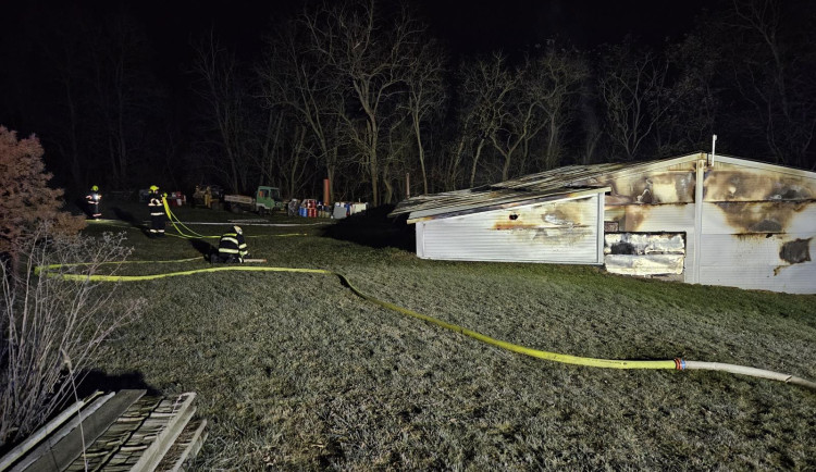 Při požáru dílny v Oslavanech na Brněnsku zemřel muž. Vyšetřování příčiny požáru stále probíhá