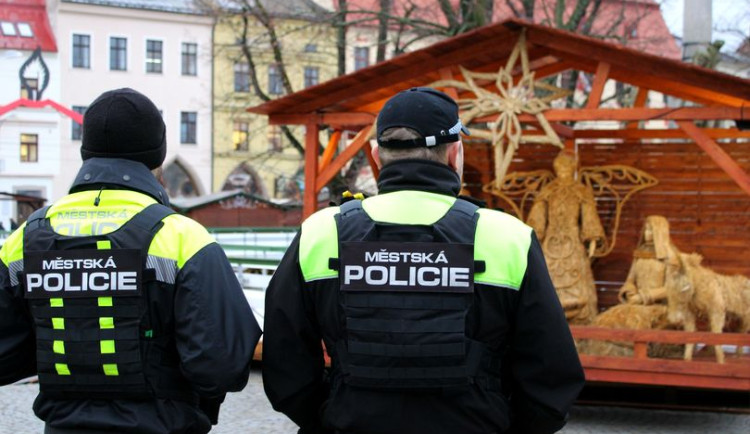 Jak zvládnout advent? Pozor na kapsáře a cennosti v autech, dbejte na reflexní prvky, radí jihlavští strážníci