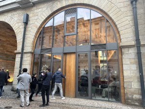 První zasklený oblouk Negrelliho viaduktu je v provozu, lidé si ho mohou zdarma pronajmout