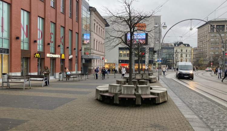 Náměstí před radnicí jako parkoviště a Moskevská plná aut? Liberec řekl neoprávněným vjezdům do pěších zón dost