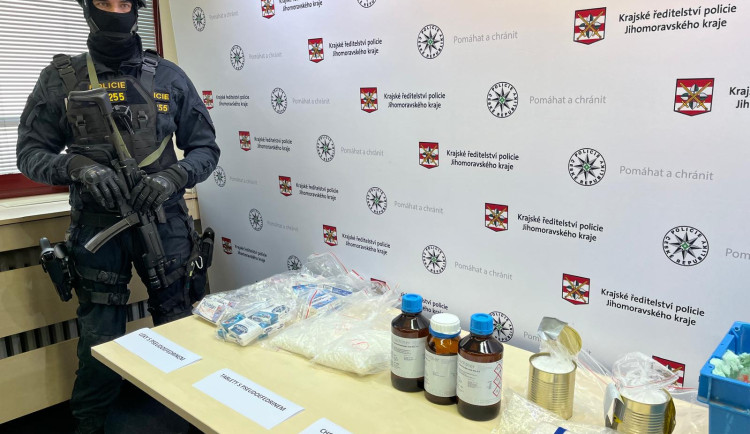 Kriminalisté zadrželi skupinu, která vyráběla a prodávala pervitin. Na akci se podílela stovka policistů