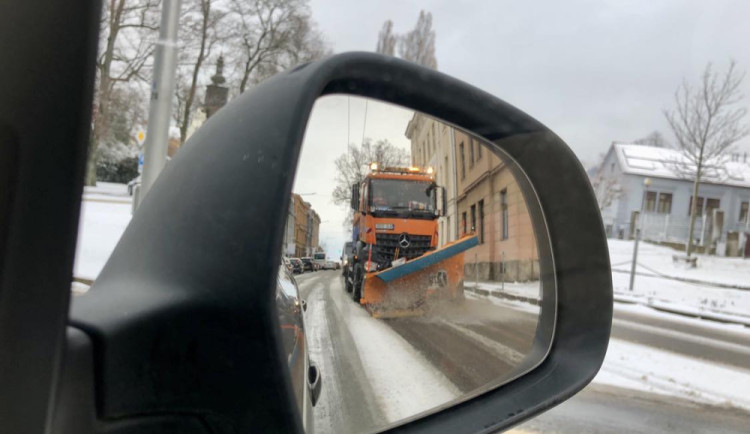 Na Vysočině začíná sněžit, zatím bez nehod. Zimní pneumatiky jsou samozřejmostí, apeluje policie