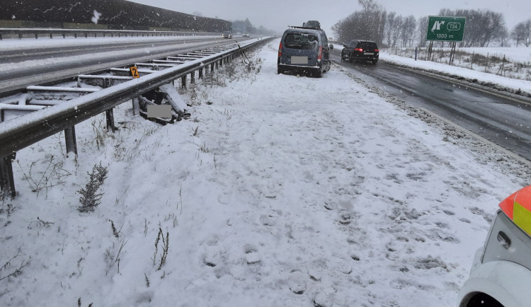 FOTO: Sníh komplikuje dopravu na D1, kolony jsou ve směru na Havlíčkův Brod, Znojmo i Pelhřimov