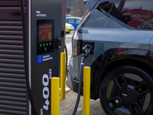 Majitelé elektromobilů nově nabijí své vozy v OC Futurum do několika minut
