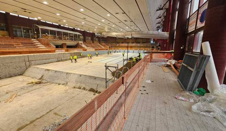 V libereckém bazénu začnou v týdnu bourací práce. Podívejte se na fotky, jak teď jeho interiér vypadá