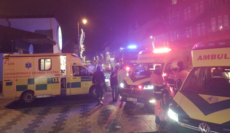 Neznámá žena vystříkala slzný plyn uvnitř obchodu, záchranáři ošetřili pět lidí. Policie teď hledá svědky