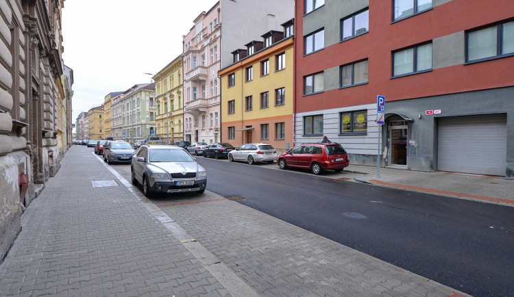 Bendova ulice prošla rekonstrukcí. Nové jsou chodníky, silnice i parkovací místa