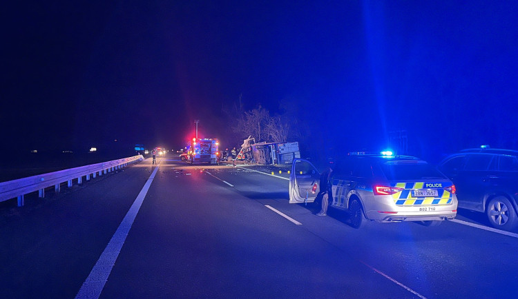 Při nehodě auta a kamionu na Brněnsku zemřel muž. V nemocnici o život bojuje malé dítě