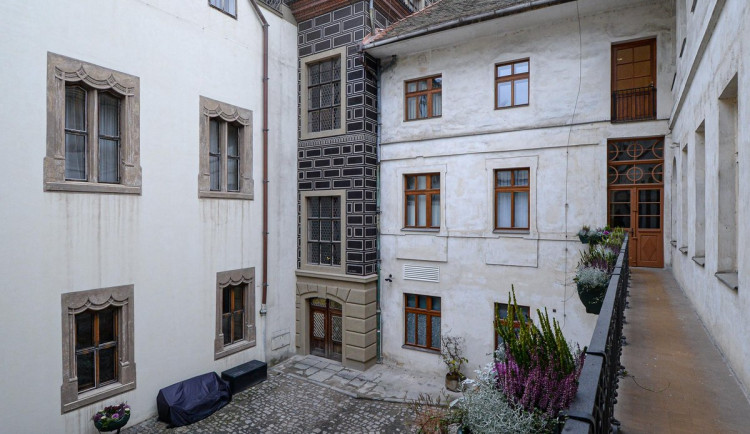 Restaurátoři obnovili sgrafitovou výzdobu na malém dvorku renesanční radnice, použili historické technologie