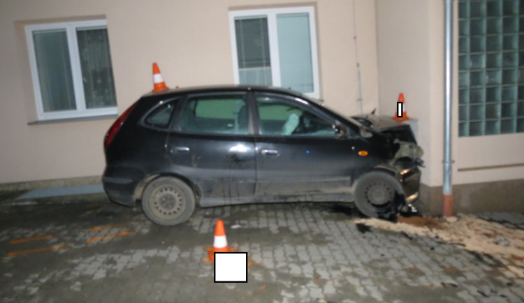 Opilý mladík bez řidičáku naboural do domu a poškodil rozvodovou skříň. Několik bytů bylo bez elektriky