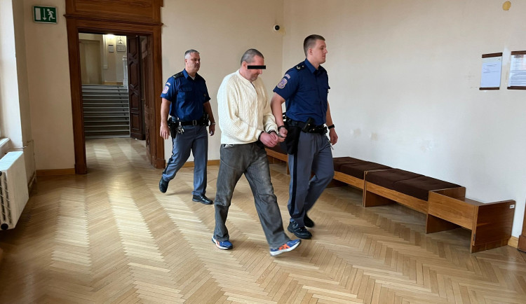 Muž ranami do hrudníku ubodal seniora, u kterého bydlel. Odsedí si patnáct let za mřížemi