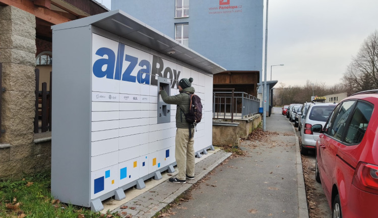 Výdejní box v Plzni na Borech. Jen kousek dál jsou další čtyři u obchodního centra.