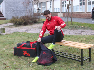 Už žádné zmrzlé nohy fotbalistů na střídačce, liberecká univerzita pro ně navrhla vyhřívaný vak