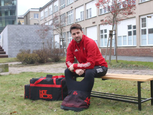 Už žádné zmrzlé nohy fotbalistů na střídačce, liberecká univerzita pro ně navrhla vyhřívaný vak