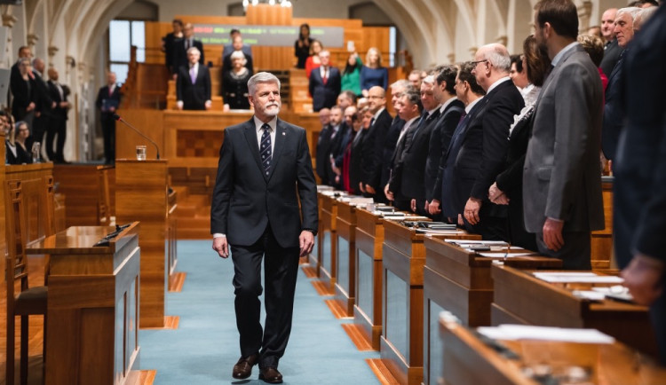 CVVM: Důvěra v prezidenta klesla, nejvíce lidé věří starostům a obecním zastupitelstvům