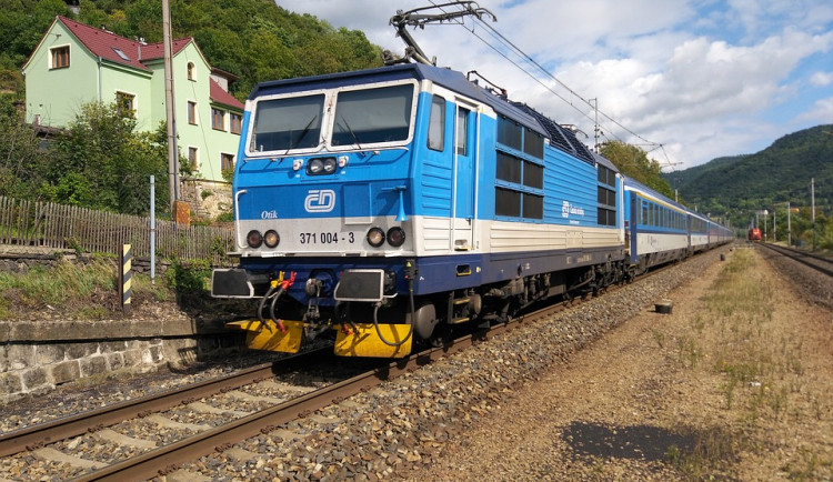 Cestování vlakem mezi Solnicí a Týništěm bude rychlejší. Trať čeká modernizace