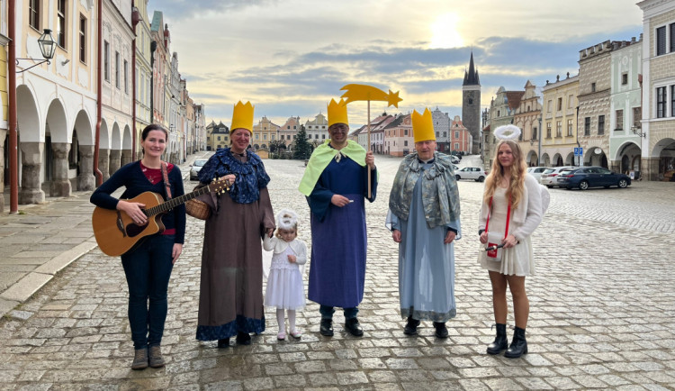 Tříkrálová sbírka má u nás už pětadvacetiletou historii. Koledníci budou v ulicích od 1. do 14. ledna 2025