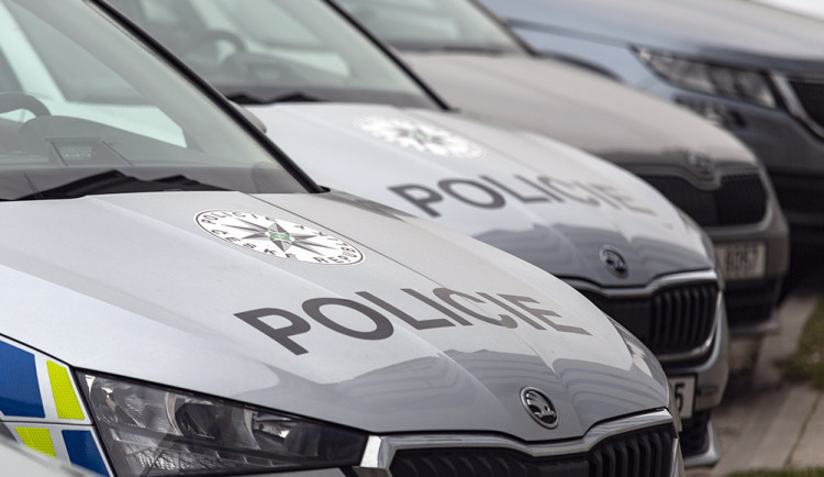 Muž v Brně si jel vyzvednout zásilku. Při spěchu ignoroval dopravní značku a navíc měl zákaz řízení