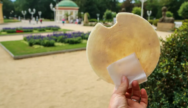 Spor o lázeňské oplatky je u konce. Ty karlovarské jsou jedinečné, proto nesmí být z Luhačovic, rozhodl soud