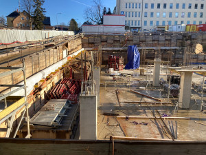 Stavba v srdci nemocnice pokračuje i přes komplikace dle plánu. Parkovací dům otevře už v půlce příštího roku