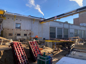 Stavba v srdci nemocnice pokračuje i přes komplikace dle plánu. Parkovací dům otevře už v půlce příštího roku