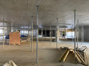 Stavba v srdci nemocnice pokračuje i přes komplikace dle plánu. Parkovací dům otevře už v půlce příštího roku