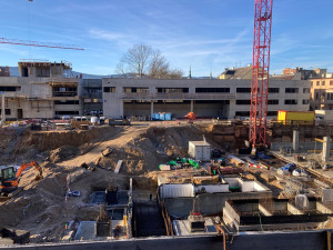 Stavba v srdci nemocnice pokračuje i přes komplikace dle plánu. Parkovací dům otevře už v půlce příštího roku