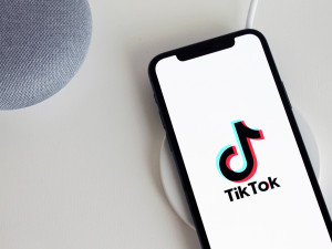 TikTok má nového spojence, Trump žádá o odklad zákazu aplikace před nástupem do úřadu